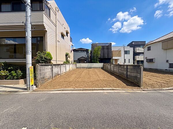 夕暮れに美しく映える洗練の邸宅。モダンな美意識が息づくデザイナーズ3階建。