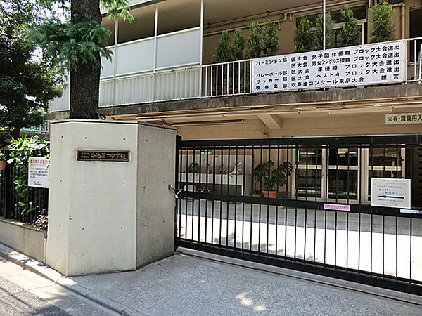 運動会、学芸発表会共に盛り上がります。部活動では、バレーボール部が都大会に出場し、吹奏楽部も銀賞を受賞しています。