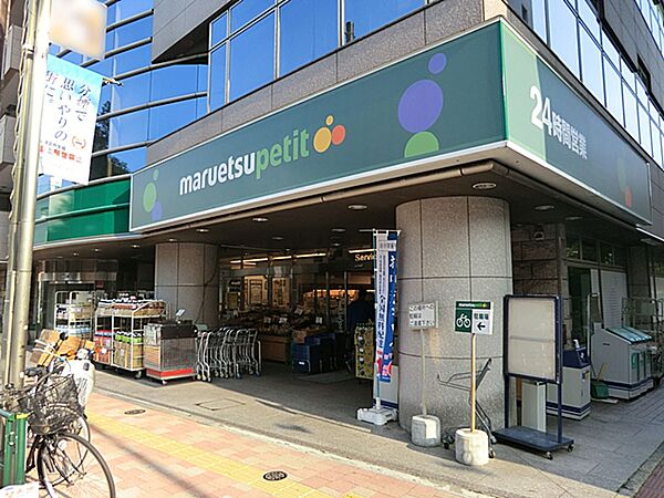 24時間営業。生鮮品もあり、お弁当やお惣菜等の食料品や日用品も豊富です。