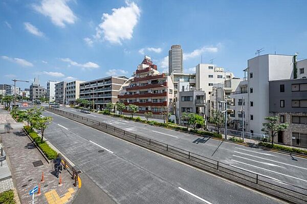 大通りに面し、開放的な眺望が楽しめます