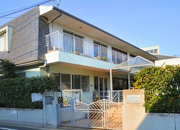 広い砂場、土の庭、豊かな緑、ゆったりとした園舎でのびのびと子ども達は思う存分に遊び学んでいます。