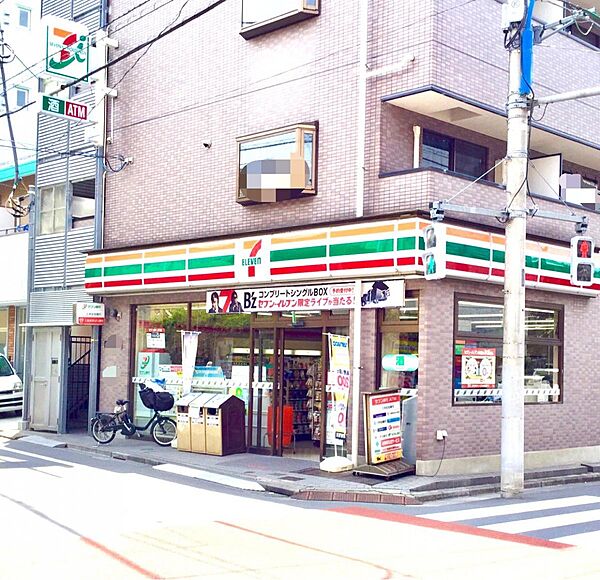デザートなどのオリジナル商品が人気のコンビニ。24時間営業で生活用品から食材、お弁当となんでも揃います。