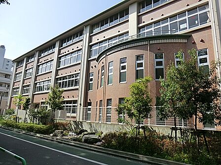3つのシンボル「菊の花」、「水辺の馬」、「かやの木」の伝統を受け継ぎ、子どもたちが、わくわくしながら明日も行きたくなる学校を目指します。