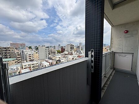 室内に一日中明るい自然光を取り込みます。全居室がバルコニーに面しています。