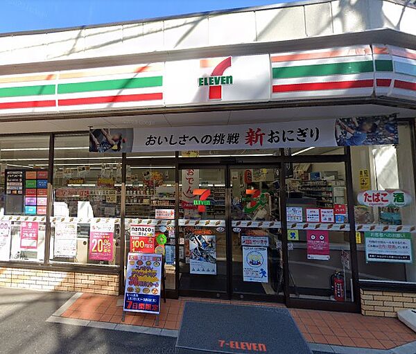 デザートなどのオリジナル商品が人気のコンビニ。24時間営業で生活用品から食材、お弁当となんでも揃います。