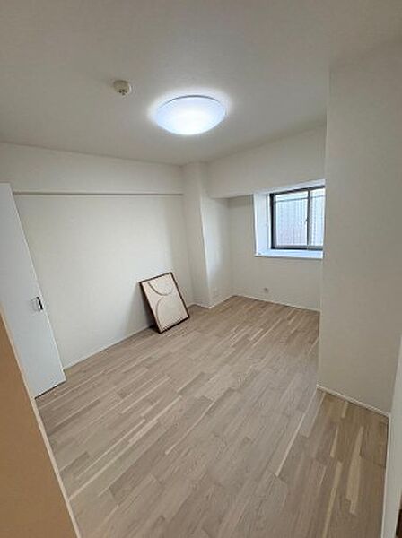 主寝室に最適な約6.5帖の洋室空間です。大きなクローゼットが配置されており、ダブルベッドを置いてもゆとりのある広さが確保されておりますので、落ち着いたプライベート時間を過ごすことができます。