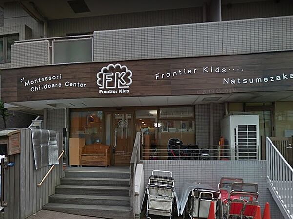 フロンティアキッズ夏目坂ではモンテッソーリ教育を導入し、子ども達にとって最適な環境を用意するために各年齢の発達段階に合わせたコースを設定しています。