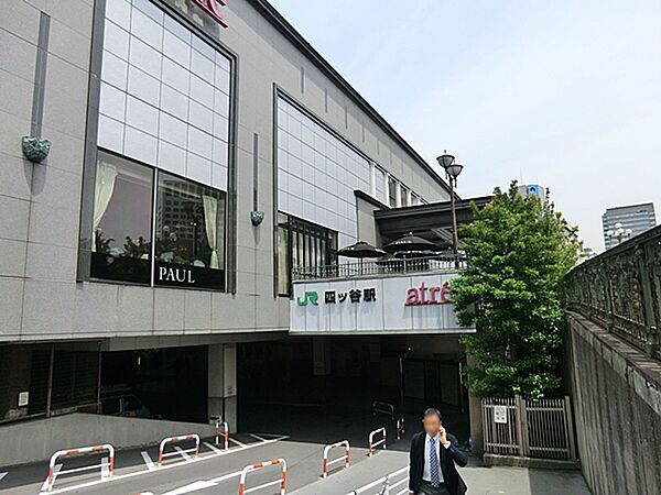 都会的なイメージがあり高級なエリアとしても名高く、オフィスや学校、皇居関連施設などが立ち並んでいます。