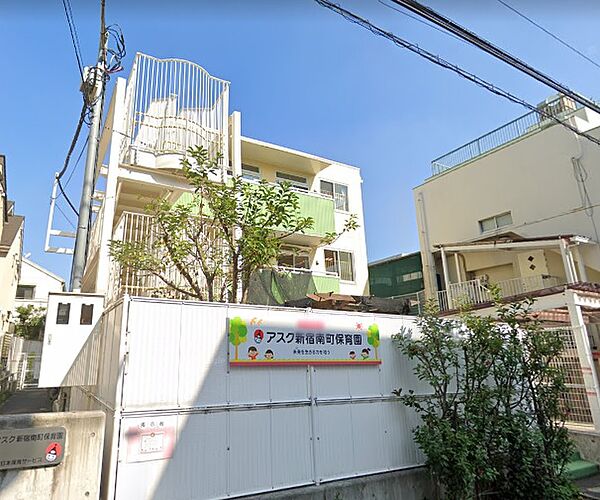体操・英語・リトミック、野菜を育てる食育にも取り組み、天気の良い日には園庭や公園で充分に体を動かして遊びます。