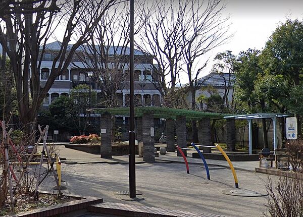 遊具はブランコと鉄棒があり、近隣の子どもたちの人気の遊び場になっています。