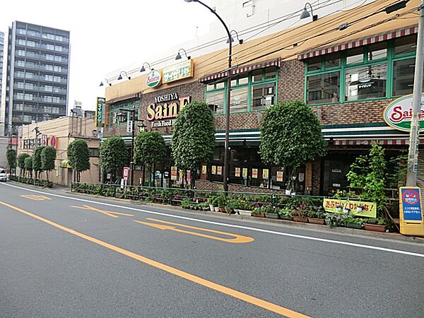 3フロアで多彩な品揃え。生鮮品が良質で価格も安くお酒も充実しています。