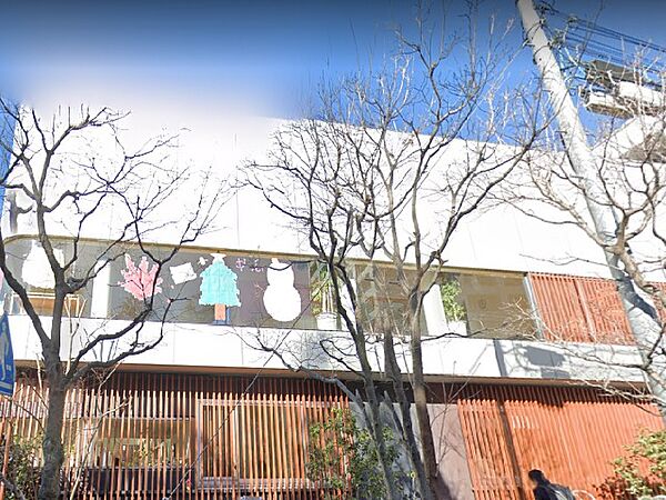 回遊性のある園舎、季節を感じられる園庭で、異年齢の子どもたちが関わりあいながら、主体的に遊び、学ぶことができます。