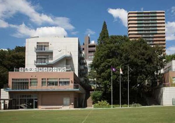 地域の伝統文化等の教材化と地域と連携した体験活動や、日本の伝統文化と異文化の理解を深める体験活動など、特色ある教育活動が行われています。