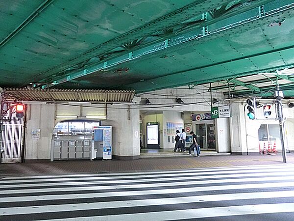 駅周辺は外国籍の飲食店が多く、いつも賑やか。新宿駅までは徒歩圏内です。