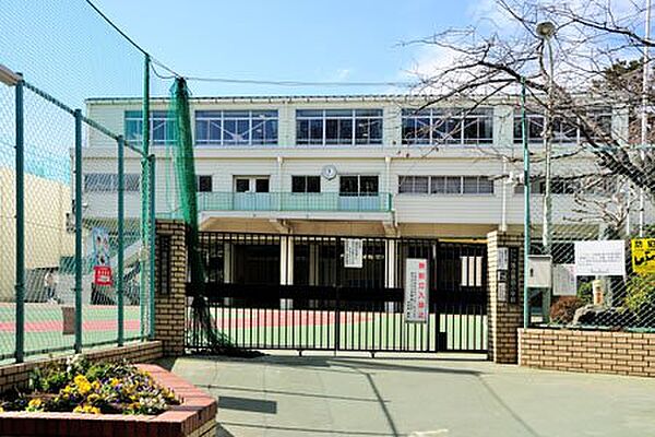明るくのびのびとした校風です。セキュリティー面は、校舎の造りが開かれているので、周囲の目が行き届いていて安心です。