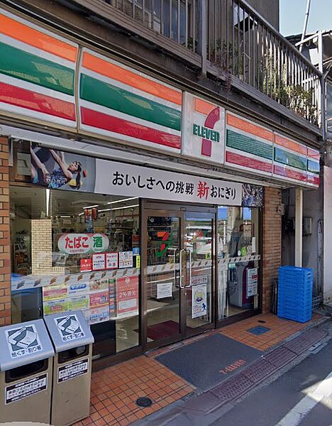 デザートなどのオリジナル商品が人気のコンビニ。24時間営業で生活用品から食材、お弁当となんでも揃います。