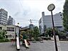 周辺：オフィス街に囲まれた公園で、藤棚もあり、初夏には美しい藤が鑑賞できます。