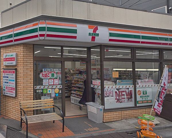 デザートなどのオリジナル商品が人気のコンビニ。24時間営業で生活用品から食材、お弁当となんでも揃います。