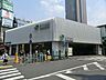 周辺：代々木駅は、新宿駅から歩いて行くことができるほど近く、山手線・中央総武線・大江戸線の3路線が乗り入れています。
