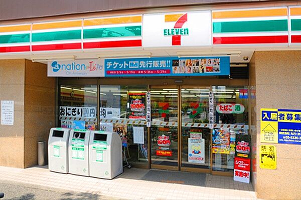 デザートなどのオリジナル商品が人気のコンビニ。24時間営業で生活用品から食材、お弁当となんでも揃います。