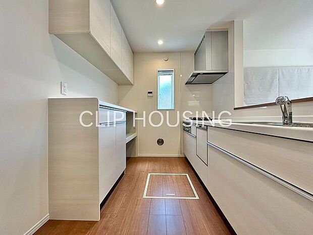 家事動線やリビングとのつながりに配慮し、食事の準備や片付けなどの家事を楽しくするキッチンスペースに仕上げました。毎日使う場所だから気持よく使えて、居心地の良い空間に。