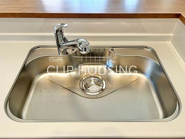 内装の主役でもあり、日常活躍する重要な水回りでもあるからこそ機能性・デザイン性に力を入れております。お手入れのしやすいシステムキッチンを採用しております。