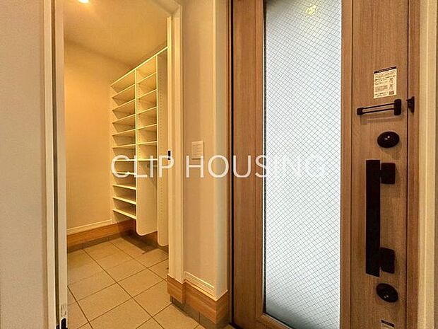 全棟大型シューズインクローク付き。備え付けの収納が多ければお客様をお出迎えする空間もきれいに保てますね。