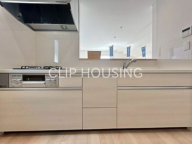 リビングが見渡せるカウンターキッチンですので、お子様を安心して遊ばせながら家事ができます!リビングいるご家族様ともコミュニケーションのとりやすい自然な距離感です。