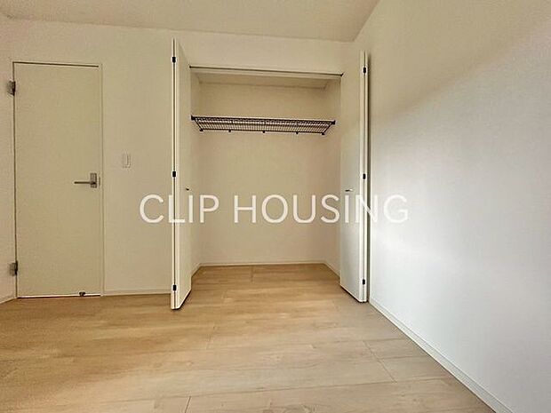 暮らし心地を大きく左右する収納を、適材適所に配置し使い勝手を考慮しました。空間を余すところなく有効利用した収納は生活空間をより上質なものにしてくれるでしょう。季節物の衣類もスッキリ収納できるウォーク…