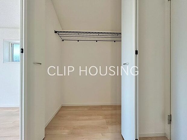 季節物の衣類もスッキリ収納できるウォークインクロゼットとなっております。