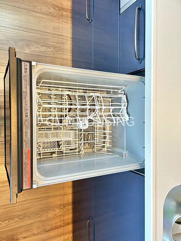 内装の主役でもあり、日常活躍する重要な水回りでもあるからこそ機能性・デザイン性に力を入れております。お手入れのしやすいシステムキッチンを採用しております。