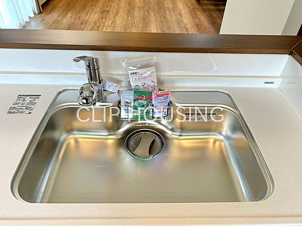 内装の主役でもあり、日常活躍する重要な水回りでもあるからこそ機能性・デザイン性に力を入れております。お手入れのしやすいシステムキッチンを採用しております。