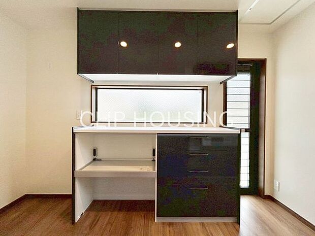 内装の主役でもあり、日常活躍する重要な水回りでもあるからこそ機能性・デザイン性に力を入れております。お手入れのしやすいシステムキッチンを採用しております。