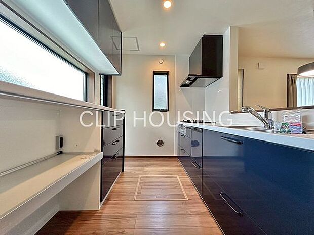 内装の主役でもあり、日常活躍する重要な水回りでもあるからこそ機能性・デザイン性に力を入れております。お手入れのしやすいシステムキッチンを採用しております。