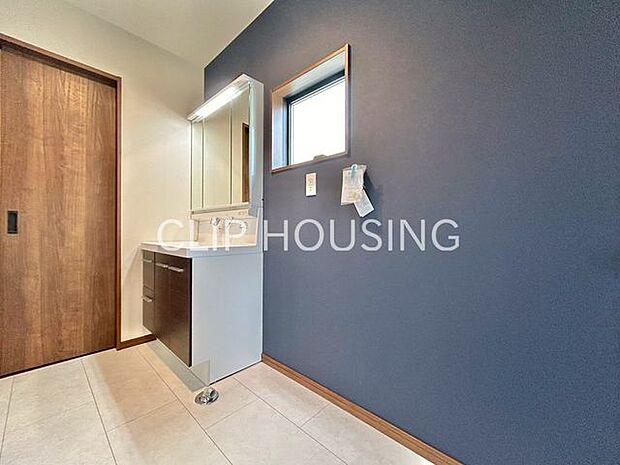 洗礼されたデザインの洗面台、広々とした洗面所で一日のはじまりを爽やかに迎えられます。