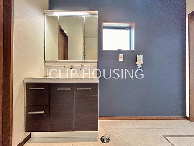 洗礼されたデザインの洗面台、広々とした洗面所で一日のはじまりを爽やかに迎えられます。