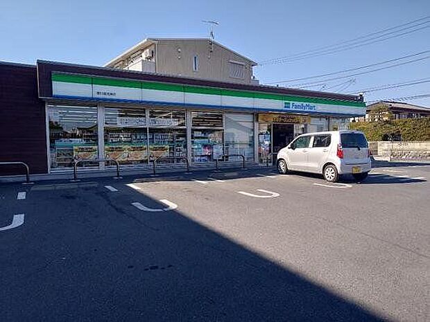 ファミリーマート寒川倉見東店 徒歩9分。 650m