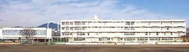 伊勢原市立伊勢原中学校 徒歩8分。 580m