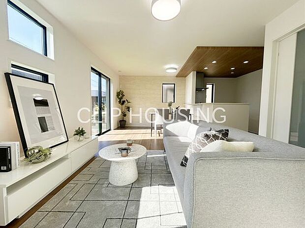 約16帖のリビングはゆとりがあり開放的なお部屋です!おしゃれなアクセントクロスもポイントです♪