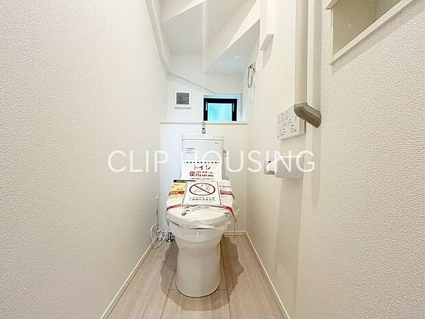 ウォシュレット付き温水便座のトイレです!タオル掛け・ペーパーホルダー・収納付き!