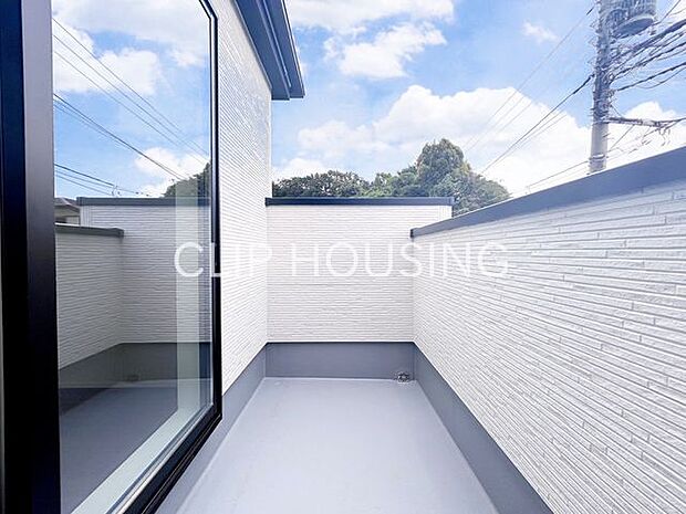 贅沢なダブルバルコニー採用でお洗濯の他にプライベート空間としてもお楽しみいただけます♪