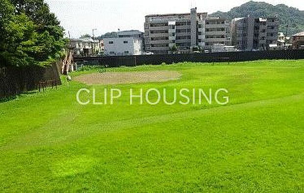 毛利台スポーツ広場 徒歩2分。 120m