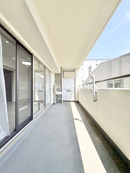 陽当たり良好なバルコニーを完備♪ 毎日のお洗濯も気持ちよく干せる快適な空間です！