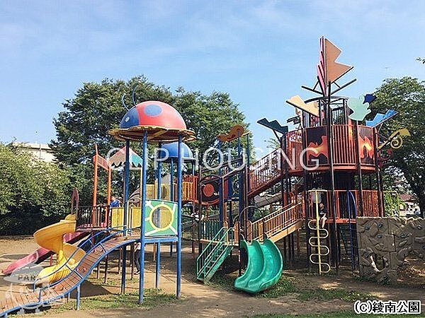 綾南公園 徒歩9分。 720m