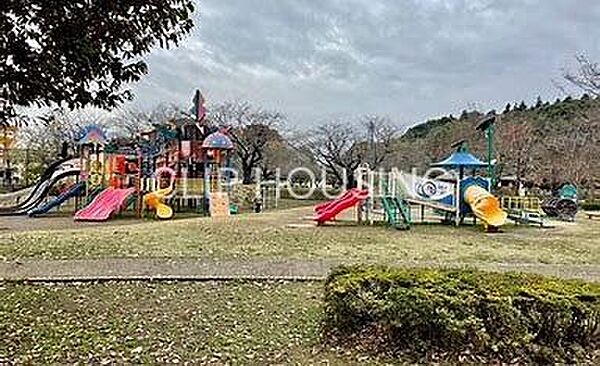 綾南公園 徒歩11分。 880m