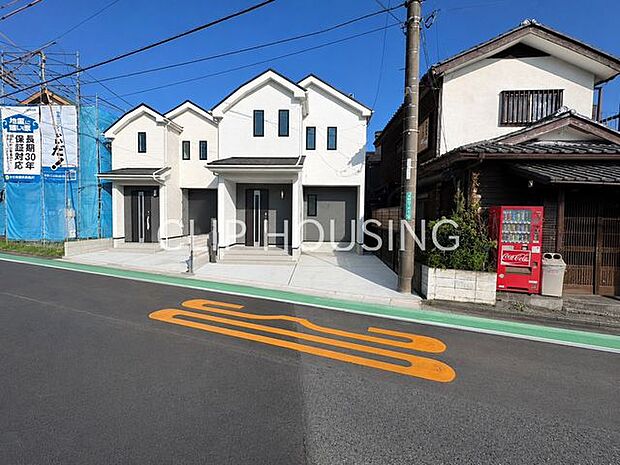前面道路かなり広いためお車止めやすいです♪