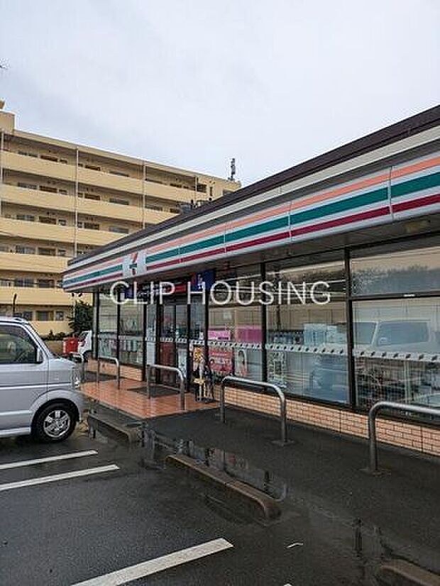 セブンイレブン綾瀬小園中央店 徒歩7分。 530m