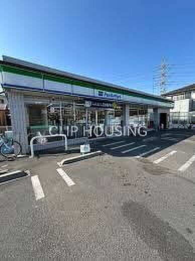 ファミリーマート伊勢原下落合店 徒歩9分。 700m