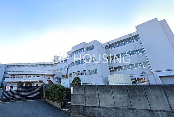 伊勢原市立竹園小学校 徒歩9分。 710m