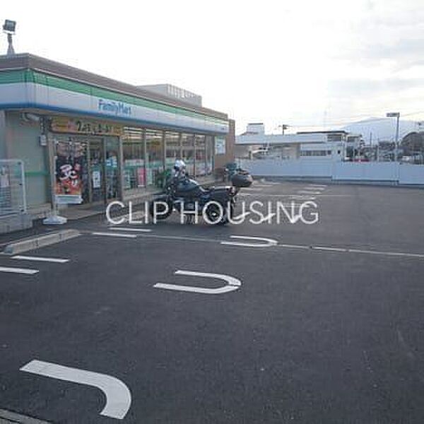 ファミリーマート綾瀬小園西店 徒歩6分。 470m